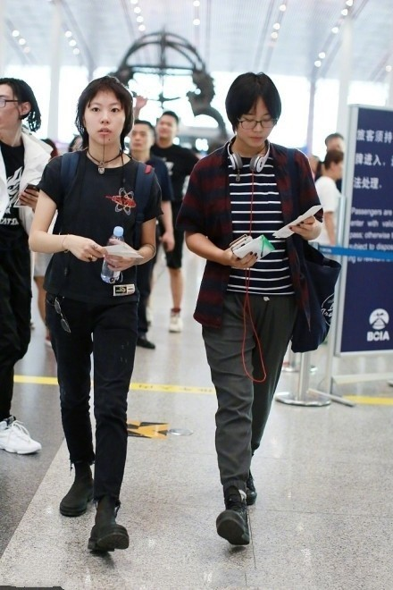 BiuFashion|窦靖童妹妹也十分有个性，窦佳嫄运动风配“混血”美瞳，可盐可甜