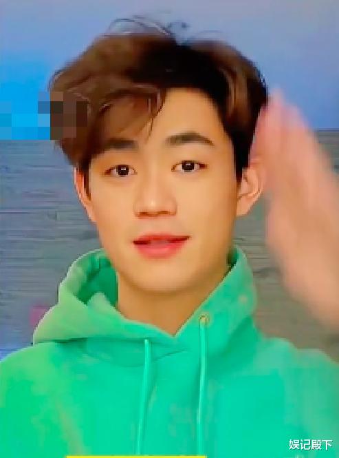 |小伙长相酷似宝强，明明两人五官相同，却一个土气一个时尚！