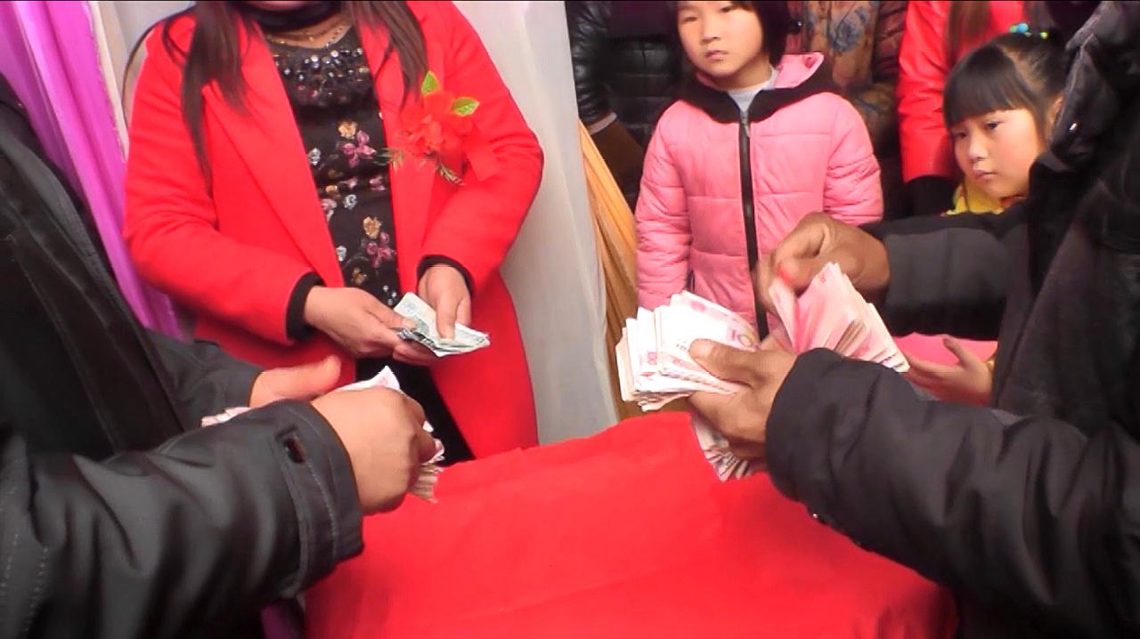 说爱情那点事 “不用记账了”,婚礼当天老板送来大红包,第二天新娘选择辞职