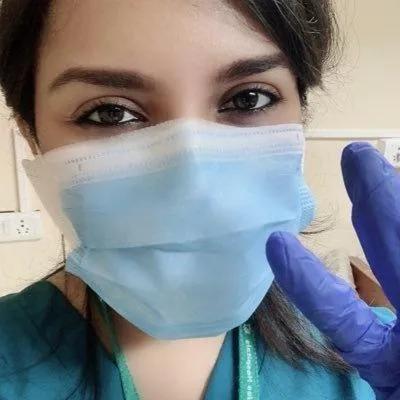 缅甸中文网 令人心碎的故事：印度一男子为患新冠去世的母亲献歌