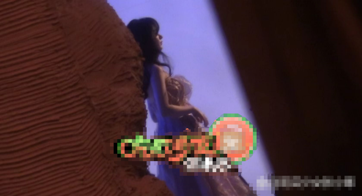 赵丽颖|赵丽颖2岁儿子罕露面!穿黑棉袄被舅舅抱怀中,小脸肉嘟嘟很乖巧