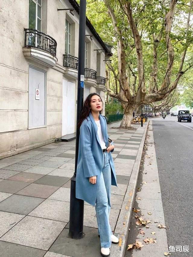 鱼司辰 不止黑白灰经典，今冬更流行雾霾蓝大衣，时髦又百搭，太经典了