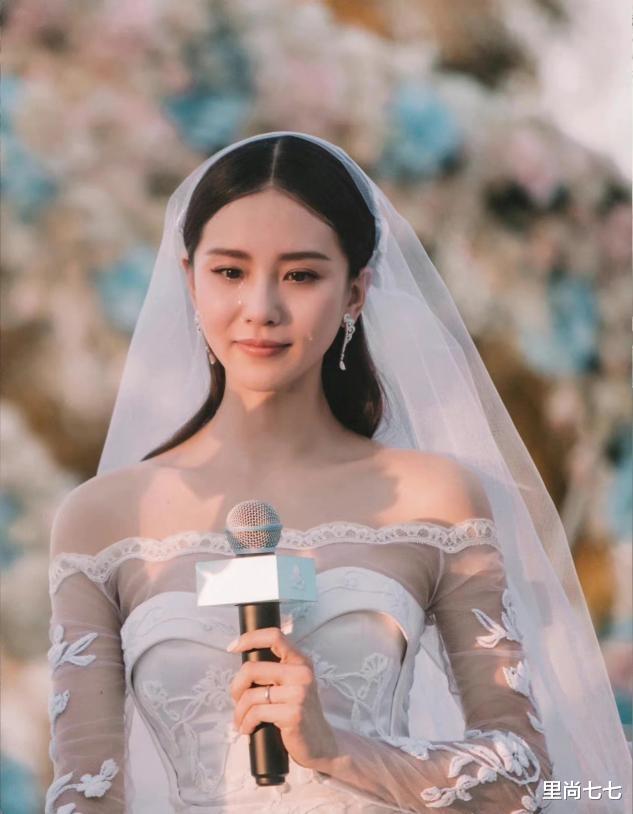 魏晨|魏晨婚礼现场照来了，新娘穿大露背婚纱美得优雅，伴郎伴娘团曝光