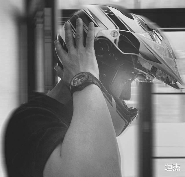 靳东|45岁靳东生活照曝光，手部肌肉壮硕男人味十足