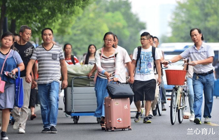 北京市|女儿考上三本大学，让父亲租豪车送去学校，一个月后父母崩溃