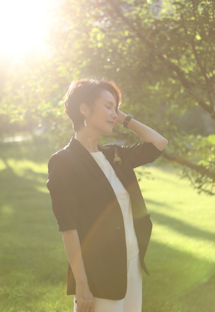 徐俐|前央视著名主持人徐俐退休后，首次在社交媒体上晒出自己的生活照