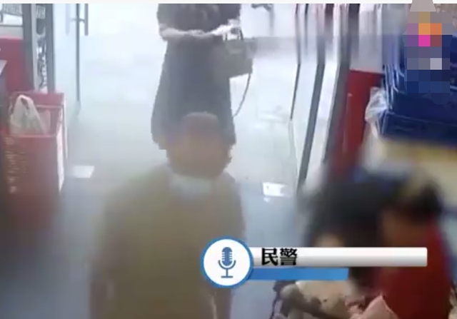 江苏苏州,老人8秒2次暴力强拽婴儿金手镯,只为回家给自己孙子戴