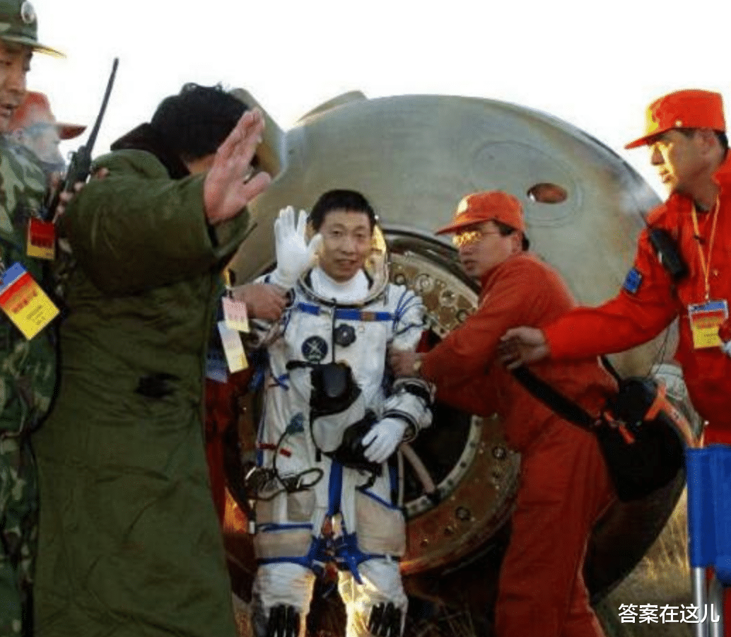 神舟飞船为何能在1米高处,精准反推着陆?为何美国不用此方法?
