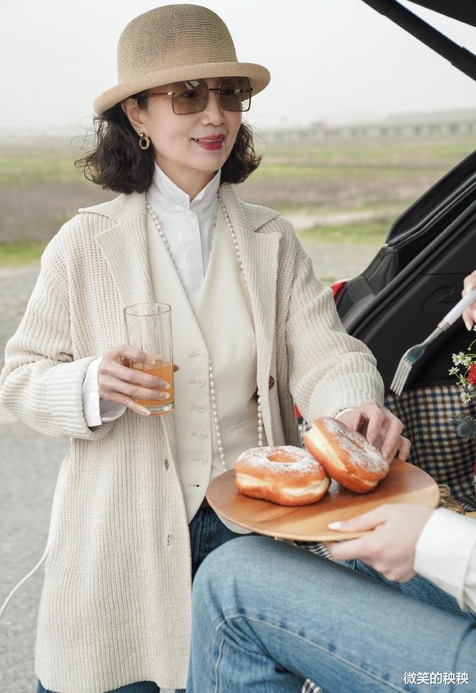 微笑的秧秧|过了50岁的女人，早秋记得“穿松不穿紧”，学她这么穿好优雅