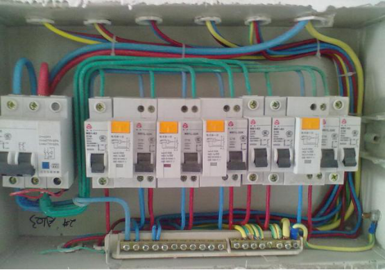 家庭装修做配电箱里,空气开关和漏保不能同时装,这是真的吗?