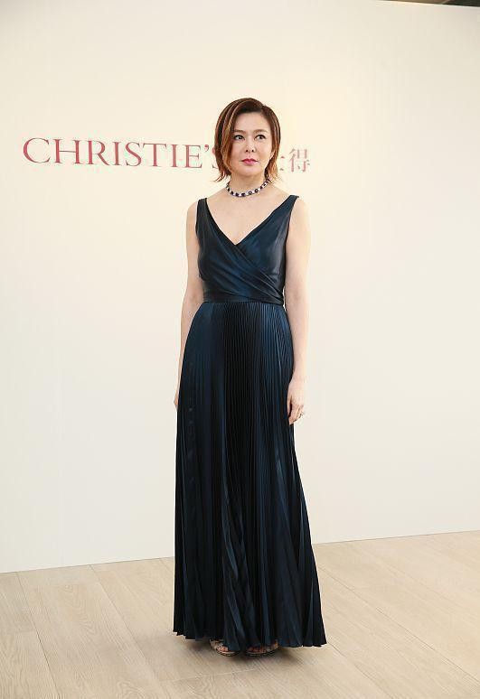 潮流搭配师甜甜|关之琳穿黑裙气场全开，丰满身材自带“凹凸感”，化浓妆更有韵味