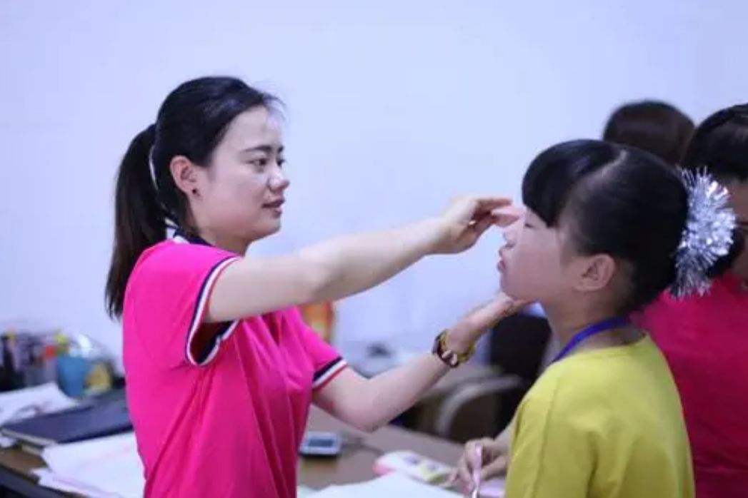 女孩庆生花费12万,没钱支付叫家长,父母:全家积蓄只有4万