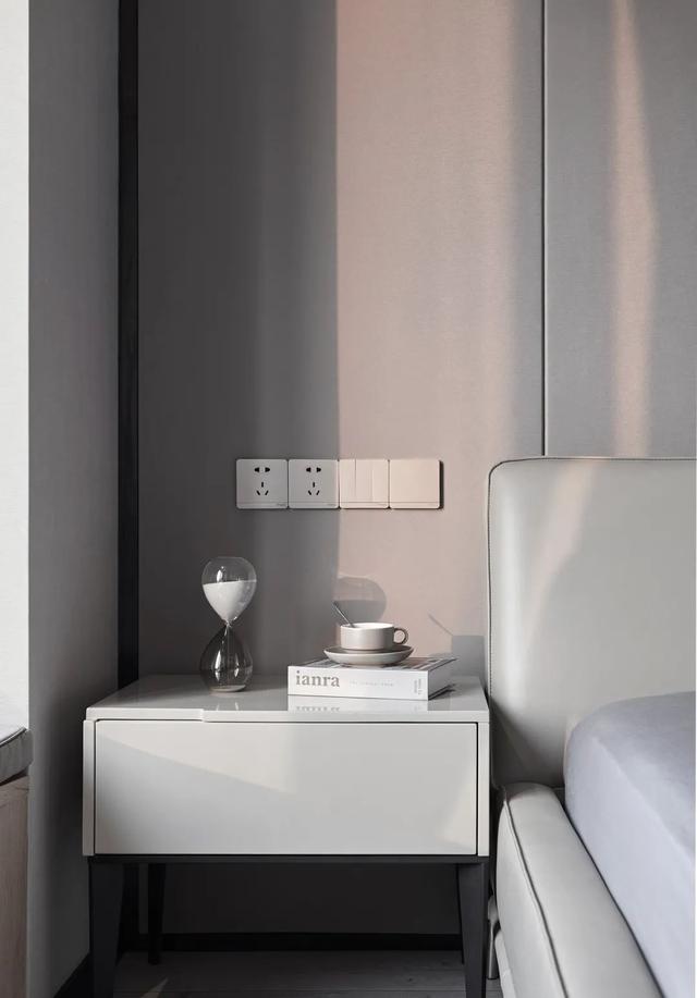 101㎡现代简约，黑白灰+原木质，时尚优雅又舒适