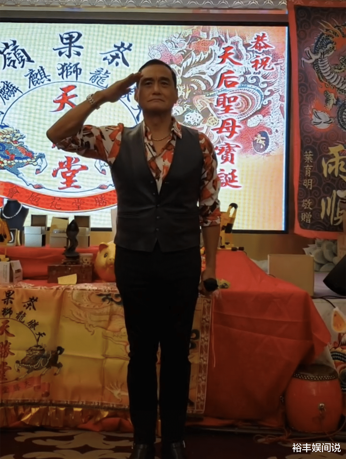 王俊棠|王俊棠参加聚会高唱爱国歌曲，现场敬军礼，网友在线喊话教陶大宇