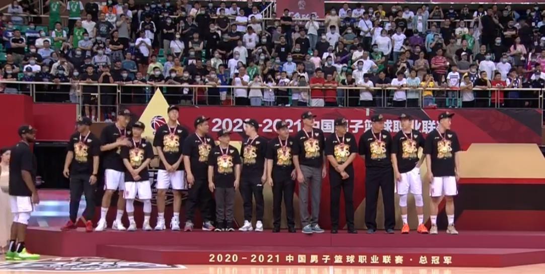 广东男篮|丢冠后，郭艾伦送了广东男篮9字，听听易建联 杜锋 王仕鹏怎么说