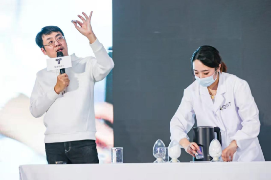 纺织服装时尚内参 中国人请给国货一个机会！看白小T用科技重新定义服装