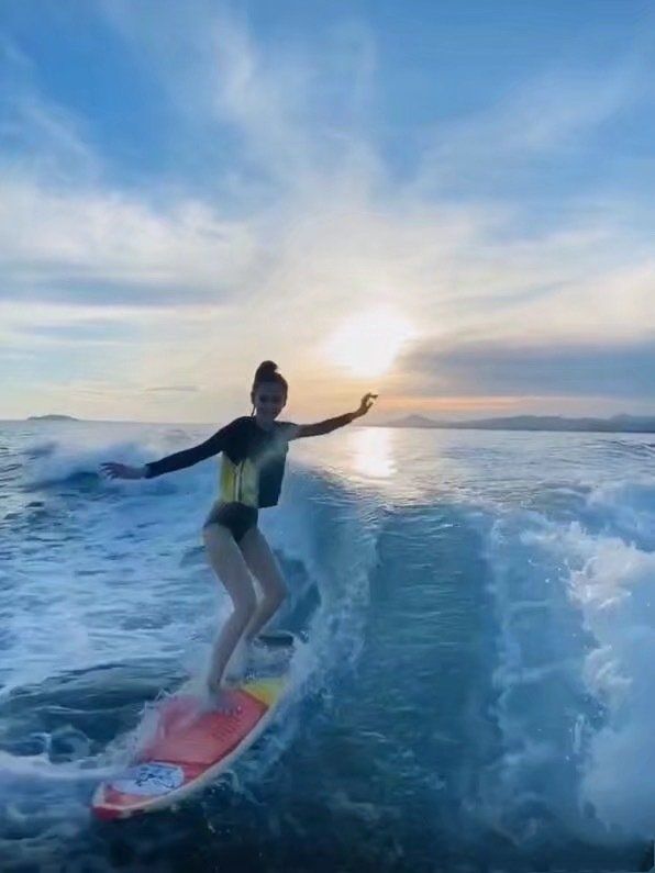 Angelababy|angelababy穿丁字连体裤和黄晓明海边冲浪，牛奶腿太晃眼。