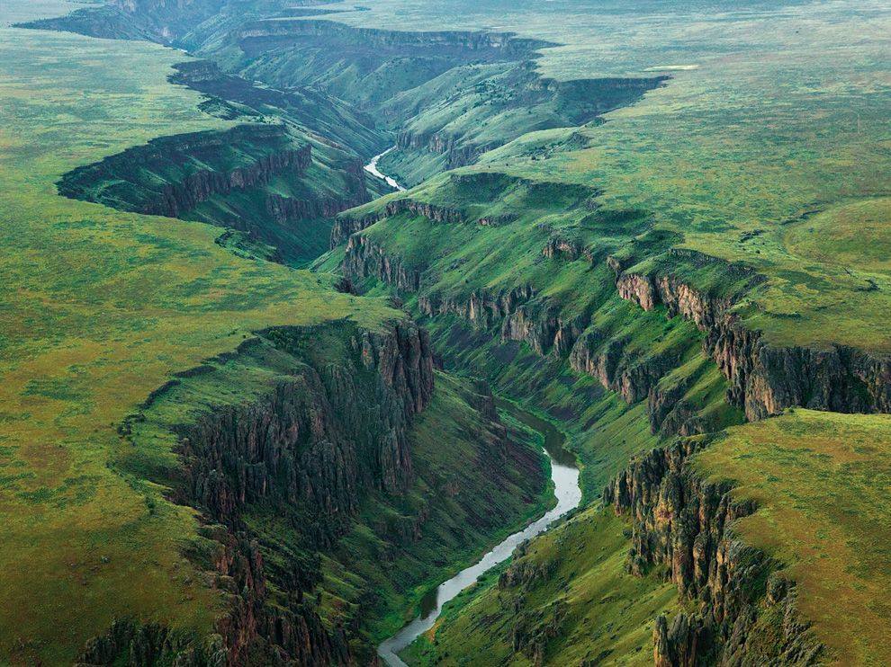  有“地球伤疤”之称的大裂谷，门票免费，中间有相当多个湖泊