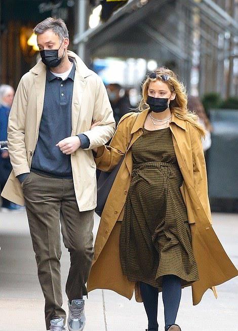 二胎|詹妮弗·劳伦斯挺大肚在纽约找房 丈夫态度冷漠遭网友炮轰