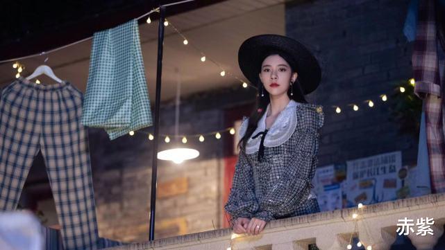 赤紫 宋妍霏剧中穿搭实用又耐看，换季借鉴美感增加一倍