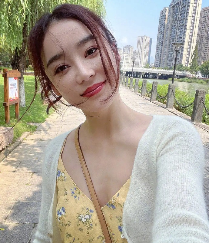 潮流前沿|袁姗姗解锁早秋穿搭，奶奶开衫配碎花裙，清纯带点小性感，真撩人