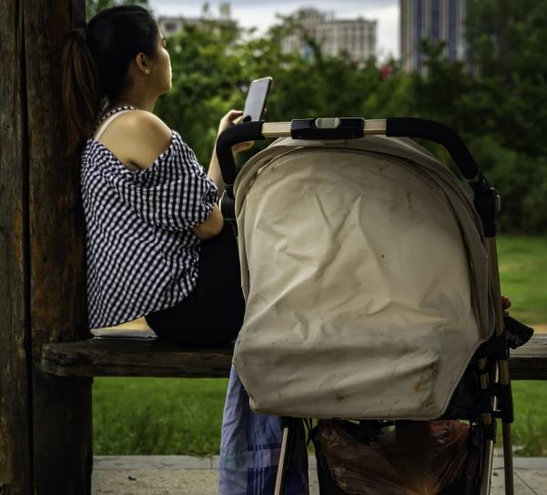 |全职带娃还是出去工作，老公和婆婆的不同观点，你会支持谁？