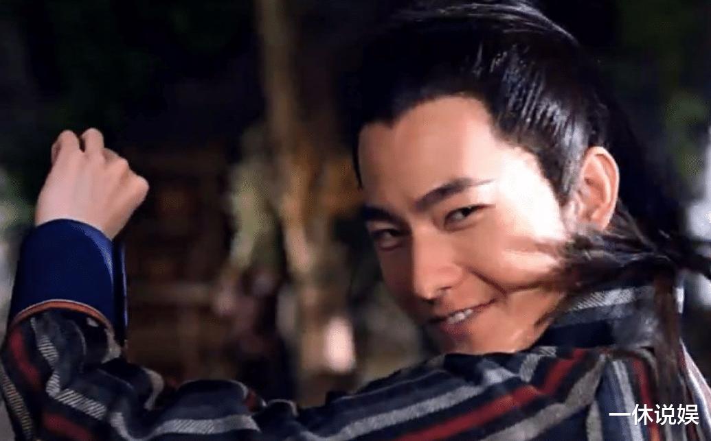 杨洋|网友大理偶遇杨洋，靠山面水接电话很惬意，曾多次许愿想去旅行