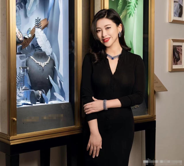 朱珠|朱珠产女两月近况曝光，穿紧身长裙大秀好身材，恢复之快令人惊讶