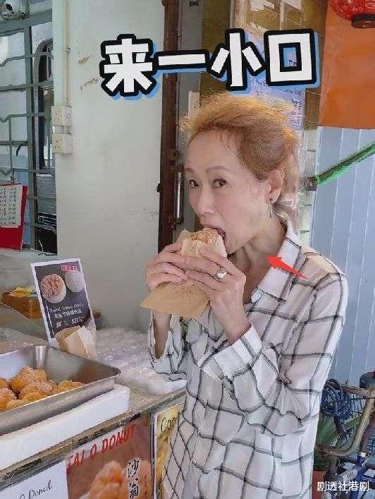 长津湖|58岁叶童罕见晒动态，吃路边摊与粉丝互动，被指瘦成纸片人