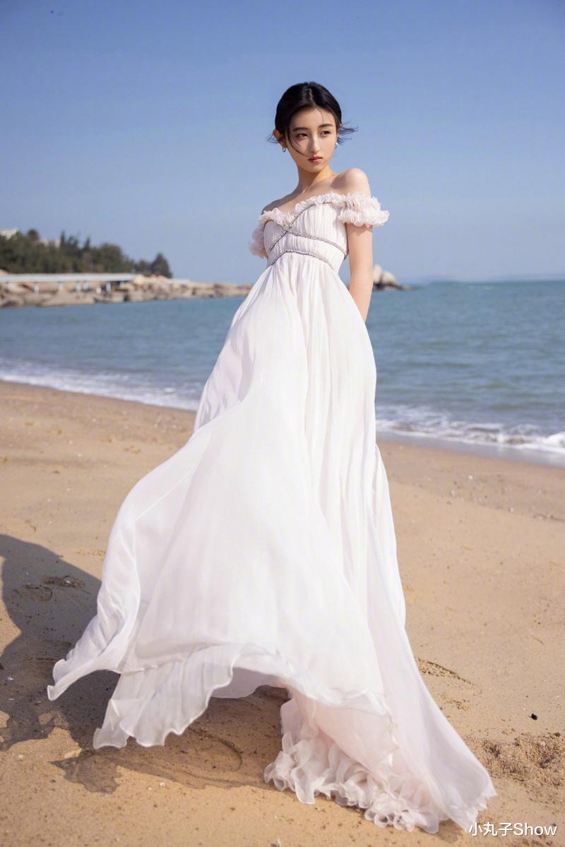 张子枫|变化好大！张子枫在海边拍摄大片，唯美裙装十分惊艳，瘦到没朋友