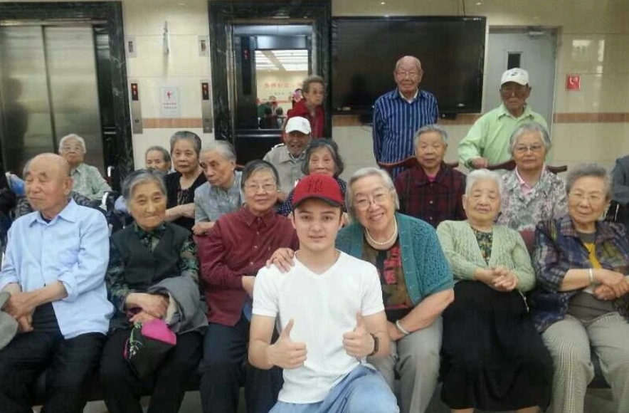 阿尔法|童星阿尔法豪宅曝光，没有点家底，连他家的花瓶都买不起！