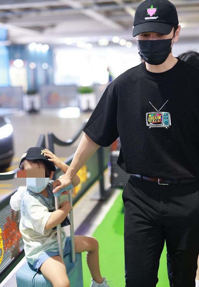 Angelababy|网友偶遇黄晓明baby带儿子到乐园，四岁小海绵连拍照都不敢摘口罩