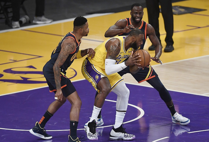 勒布朗·詹姆斯|16分大逆转！詹姆斯豪取三双，浓眉25+12，库里空砍37+7