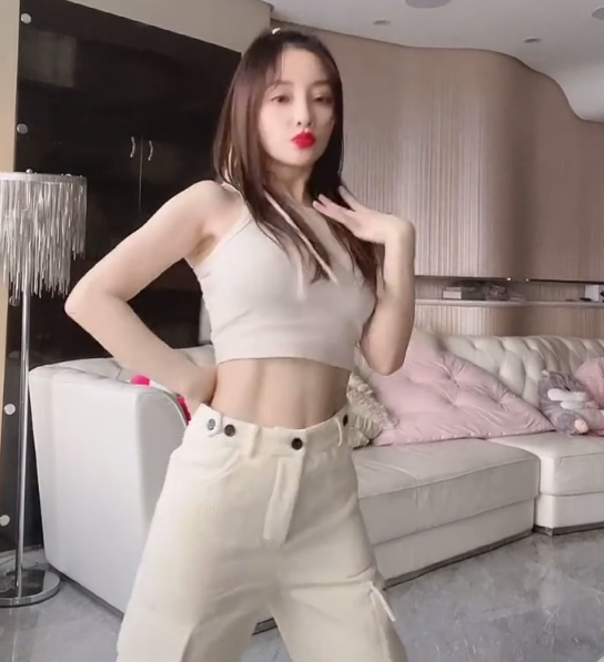 李小璐|李小璐网红脸出镜，大秀性感舞蹈，心态良好生活滋润