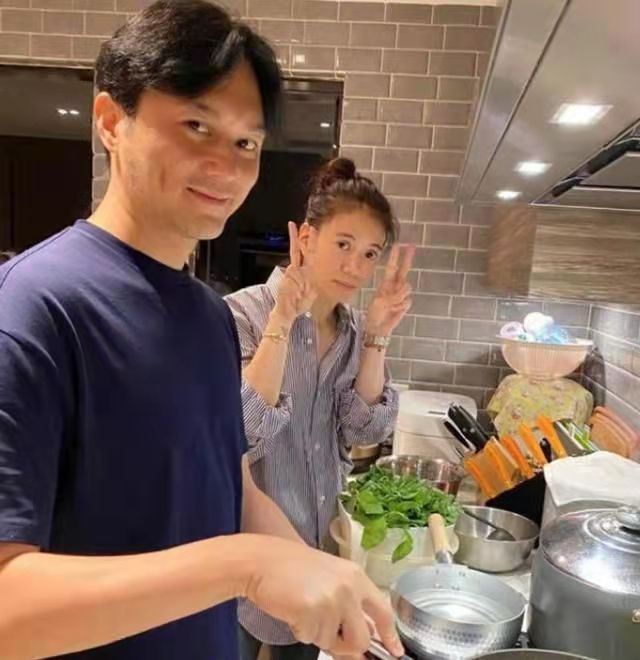 可彡个人形象管家 港姐冠军出道的袁咏仪，穿搭好看到犯规，怪不得张智霖这么爱她