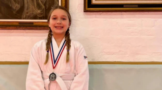 哈珀·贝克汉姆|球星贝克汉姆教女儿煮鸡蛋,小七颜值被网友吐槽,越大越像爸爸