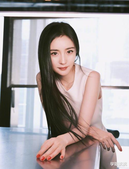 发型|脸上有3个特点的女生，不适合留中分！侧分大刘海更适合你