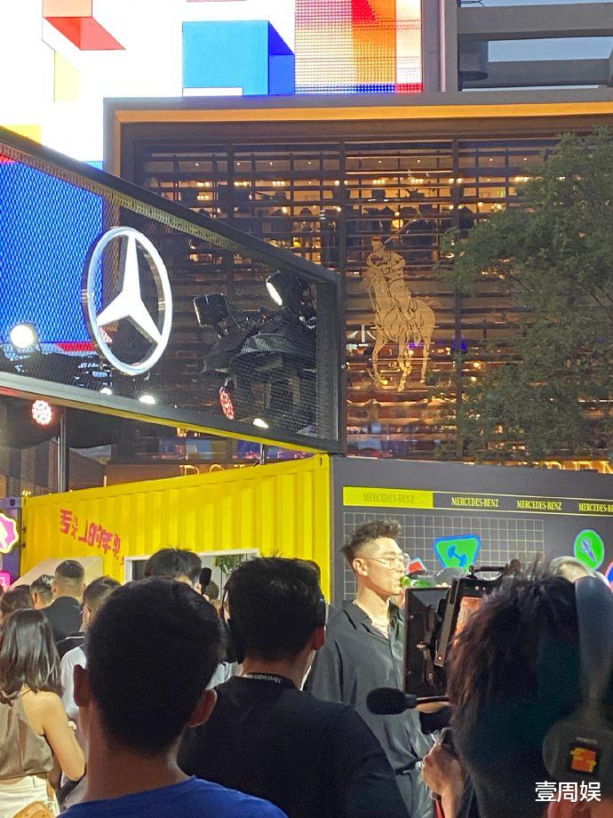 张嘉倪|张嘉倪富二代老公现身活动，气场堪比男模，这是要转行了？