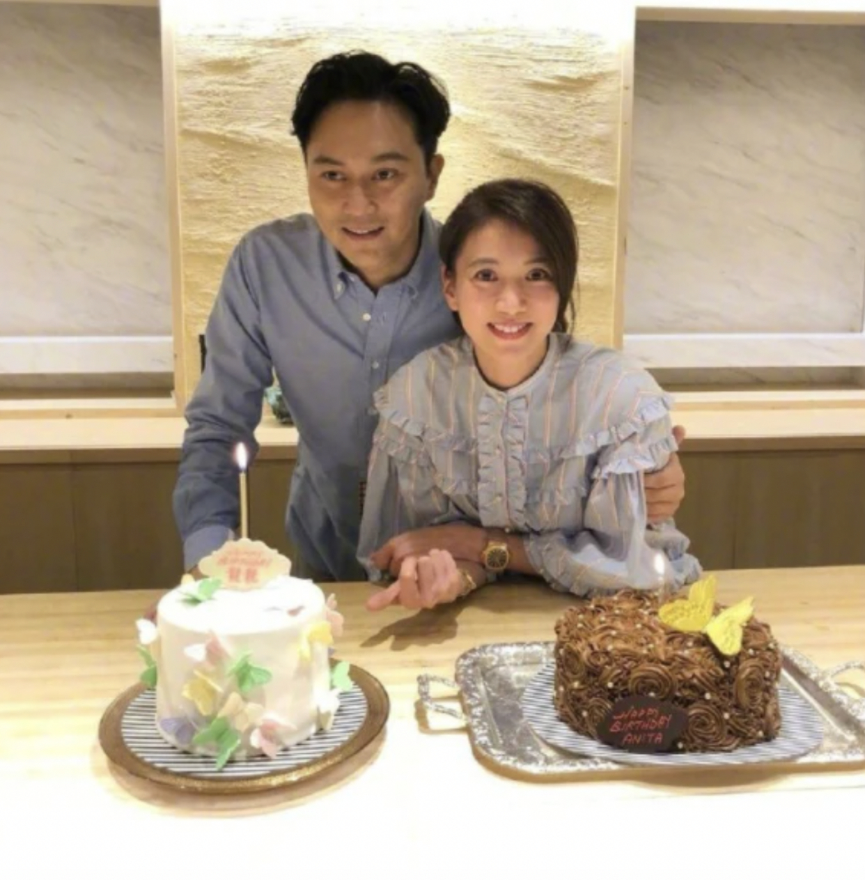 闲鱼有话说|张智霖带妻儿出游,3人同穿基础款简约大方,14岁儿子眉眼太像妈