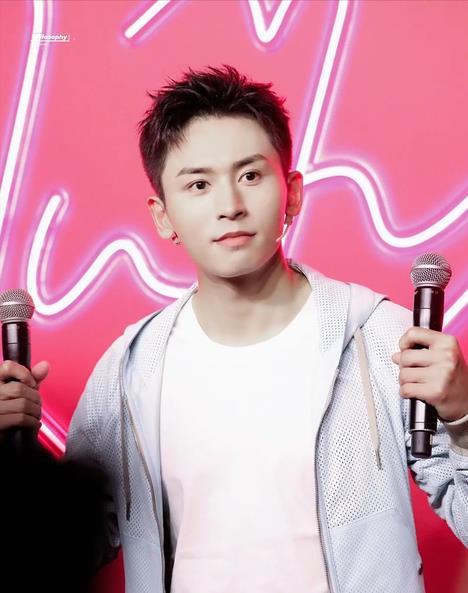 长脖子爸比说|道歉再道歉！各大品牌忙与张哲瀚切割，《维和防爆队》也容不下他