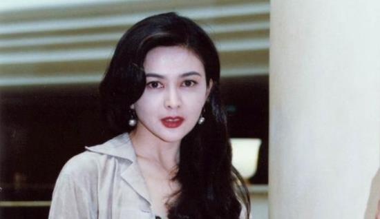 MARRY 关之琳和黎姿同庆生，相差9岁的两人差距大，私生活或成重要原因