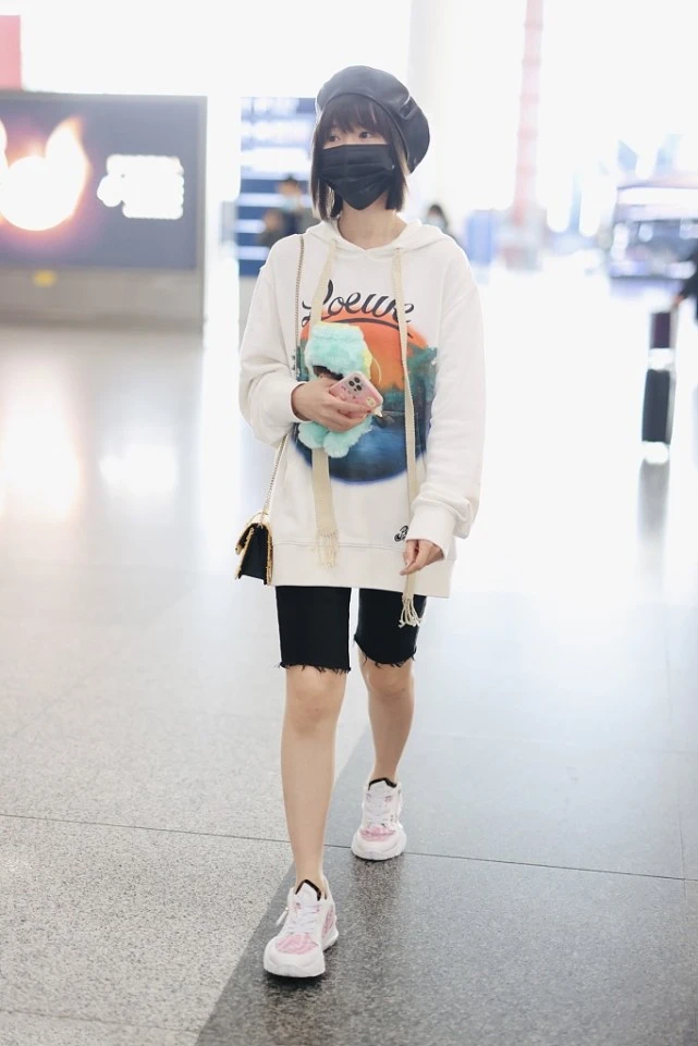 大表姐的时尚圈|毛晓彤的穿法够独特，不但配色很大胆，吊带外穿更是令人看不懂