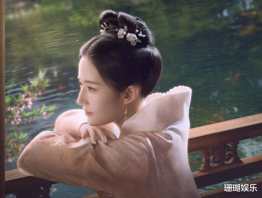 寸头|刘亦菲尝试公主切发型,厚重刘海掩盖不住高颜值,头发丝都让人羡慕