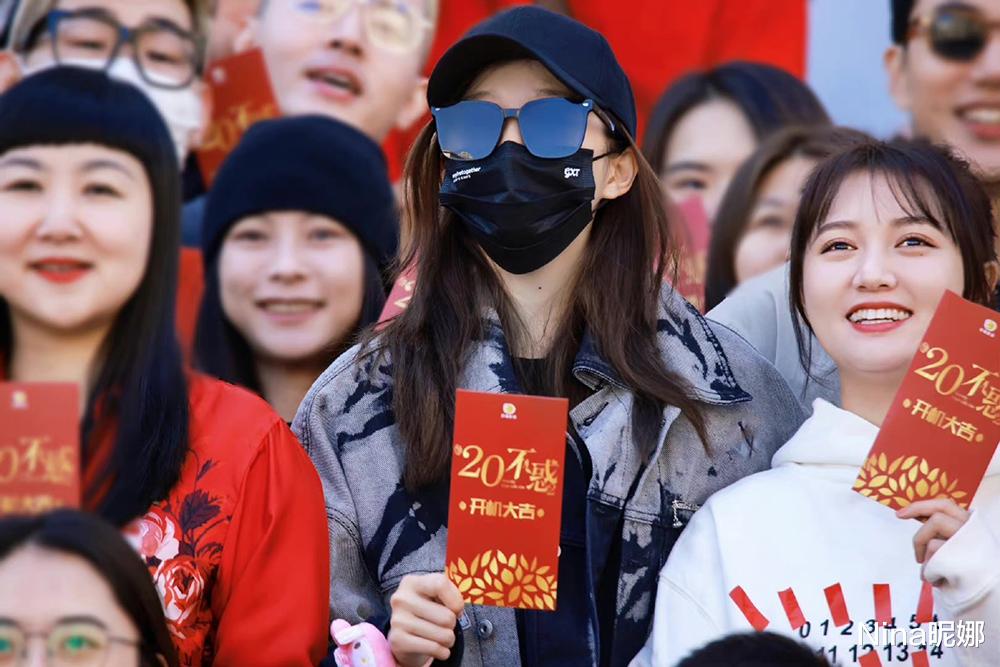 关晓彤|关晓彤现身开机活动，穿牛仔配皮裤九头身实力抢镜，比女二高一截