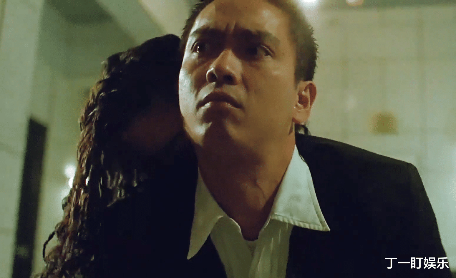 丁一盯娱乐 女孩亲眼目睹妈妈被害，第一反应却是淡定写作业！香港悬疑电影