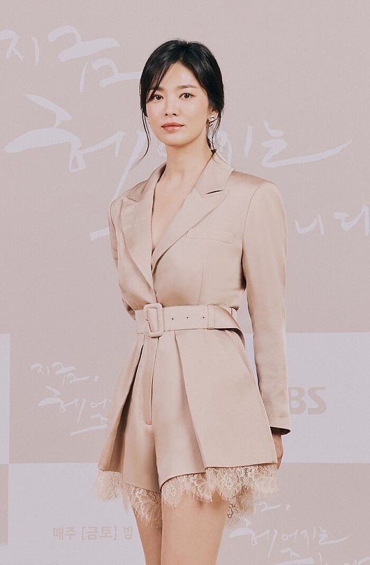 西装|宋慧乔新剧发布会,穿西装连体裙真优雅,这样搭适合年过35的女人