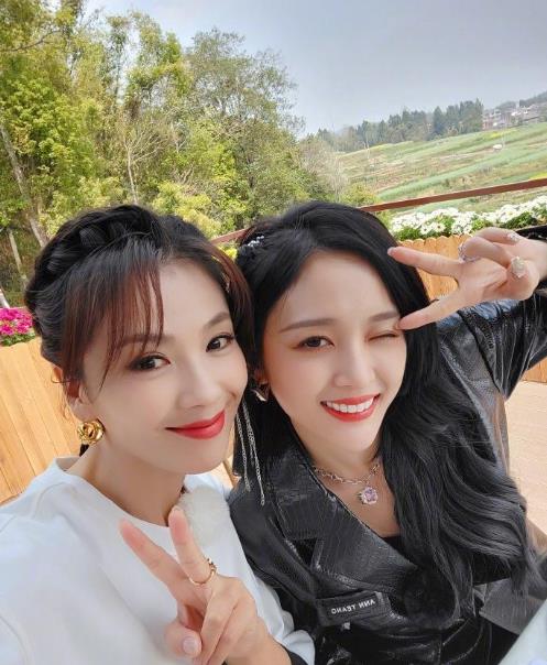 明星素颜|《妻子5》集体泡温泉，全员卸妆出镜，42岁秦海璐的素颜我看愣了