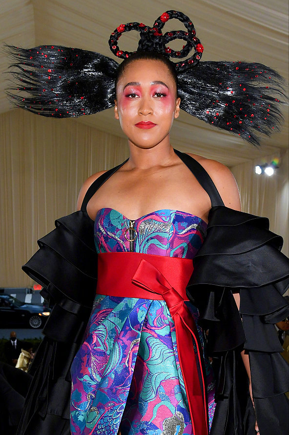 邓文迪|MG红毯好热闹！名模鼻梁挂假虫，谷爱凌大秀长腿，邓文迪金光闪闪