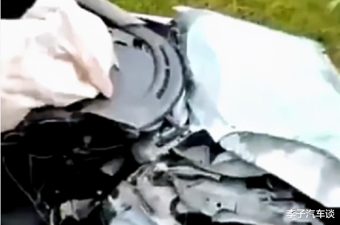 思域 思域冲出公路撞成“分体车”，网友：这是在平地飞行吧