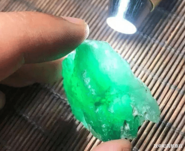 雕刻|扔鱼缸都碍事的原石,雕刻师却将其变废为宝,是我孤陋寡闻了!